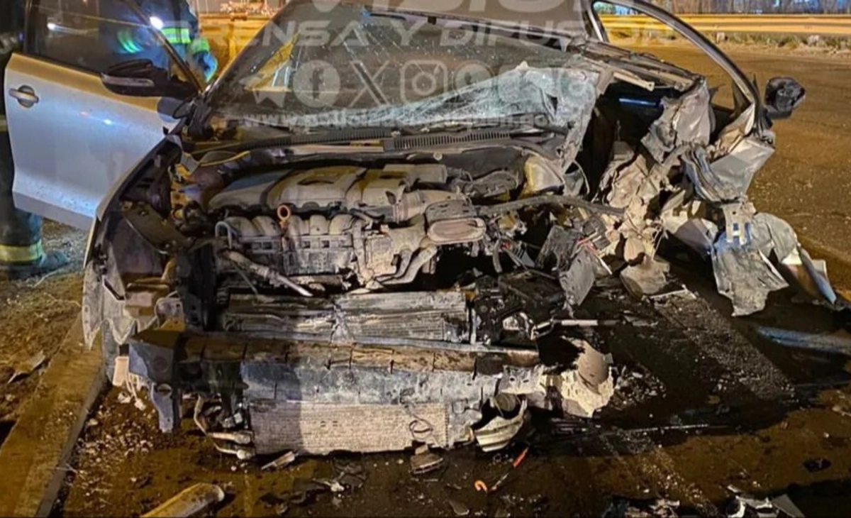 Se bajó para ayudar en un accidente a una mujer con su bebé y le robaron