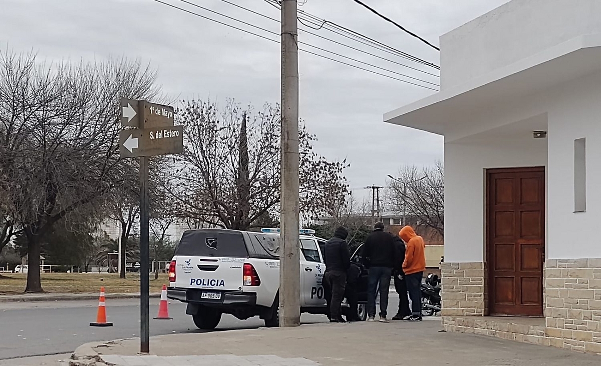 Policía secuestró marihuana a un hombre que iba en moto