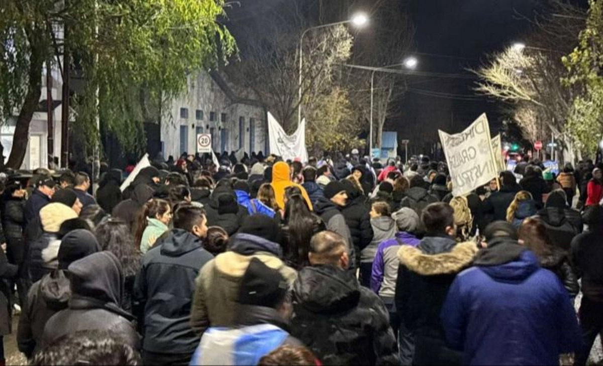 Policías de Santa Cruz están acuartelados hace un mes y reclaman mejoras salariales