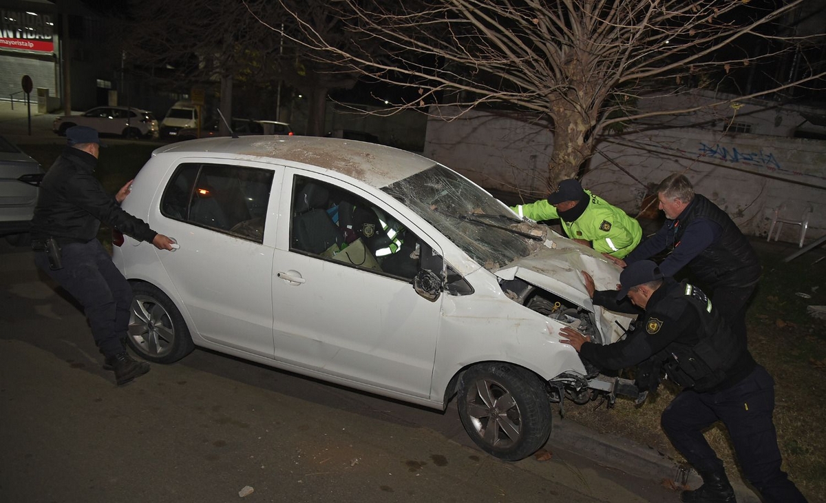 Perdió el control del auto, cruzó la avenida Luro y chocó contra un tapial
