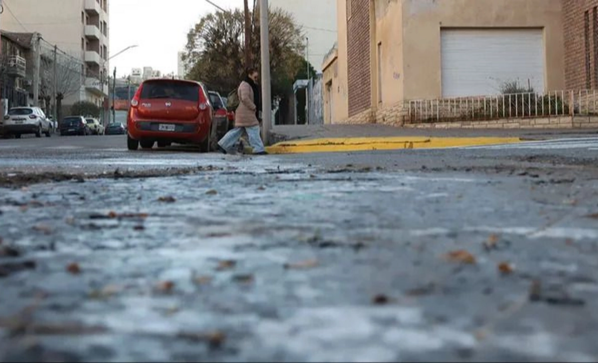 Encontraron solución para reducir accidentes por hielo en las calles