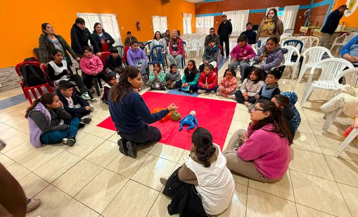 Bomberos dieron curso de prevención y RCP