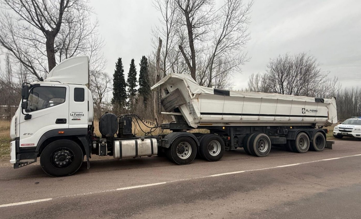 Acha: un camionero se fugó de un control, chocó un patrullero y fue detenido