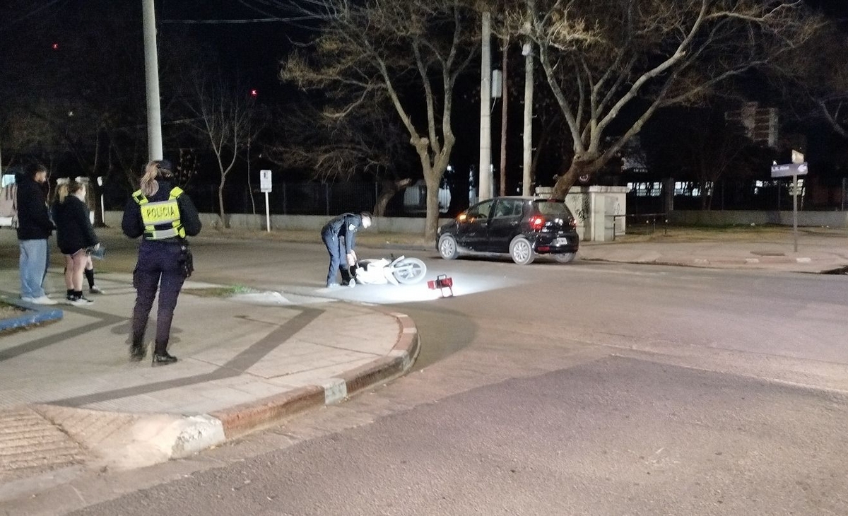 Choque entre auto y moto en el centro de Santa Rosa