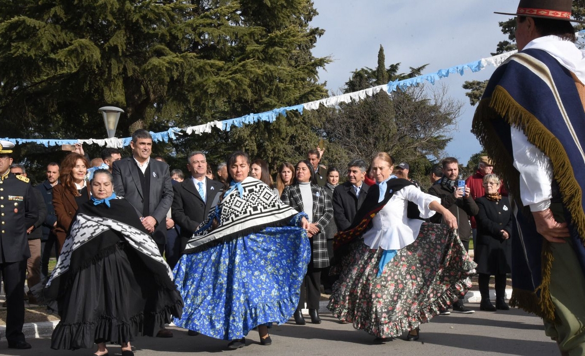 Toay Celebra Su Aniversario y la Independencia con Colorido Acto Comunitario