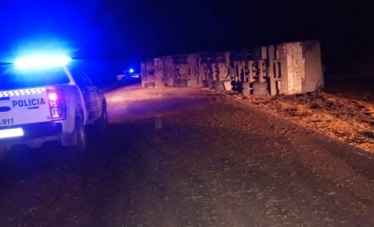 Milagro en la Ruta 50: Un camionero pampeano sale ileso tras un vuelco dramático