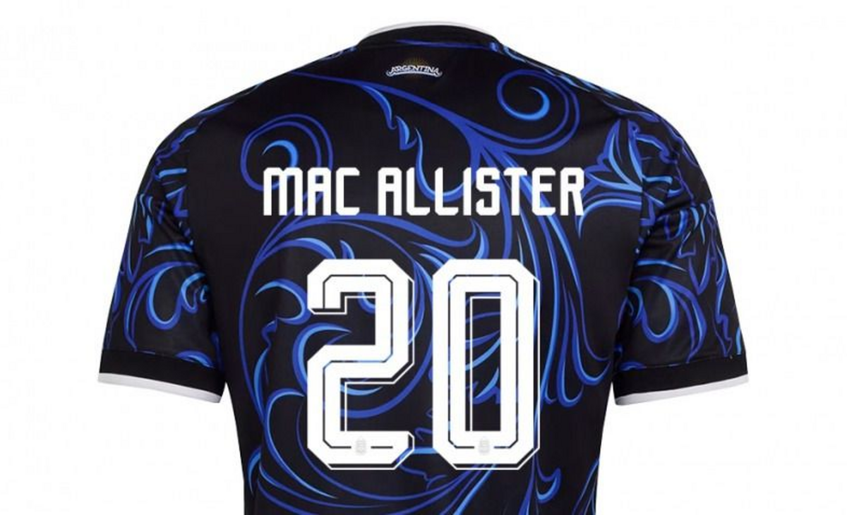 Una camiseta firmada de Mac Allister para ayudar a los Bomberos de 25 de Mayo