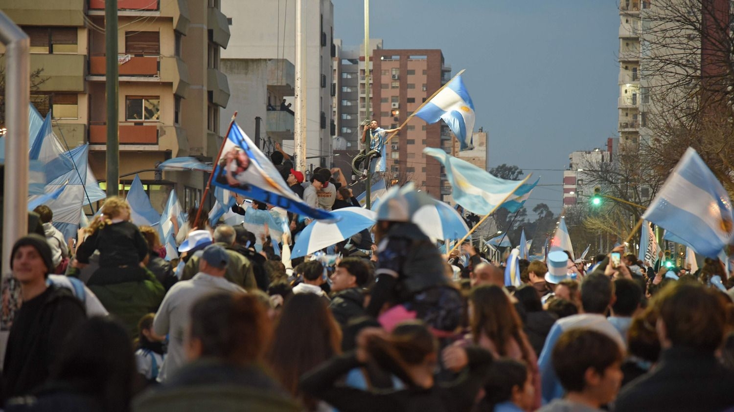 Un internado en terapia intensiva y 32 demorados tras los festejos
