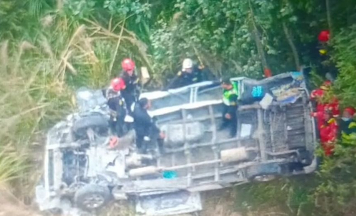 Una combi cayó al vacío en Perú: hay 14 muertos