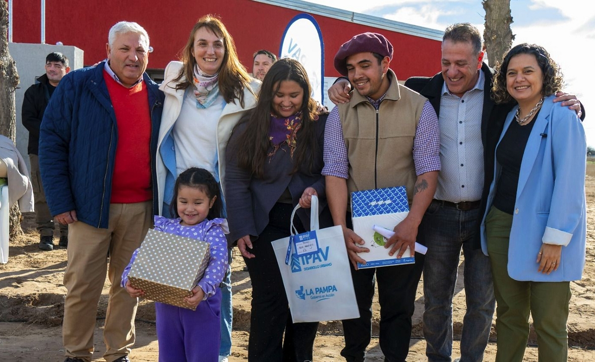 Emoción en Loventuel: Familias reciben las llaves de sus nuevos hogares