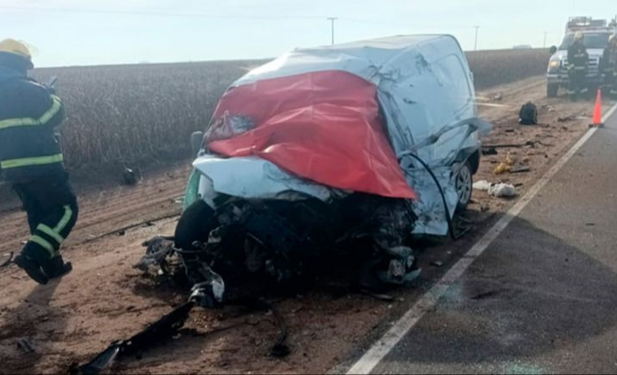 Córdoba: murieron dos personas tras un choque entre un camión y un utilitario