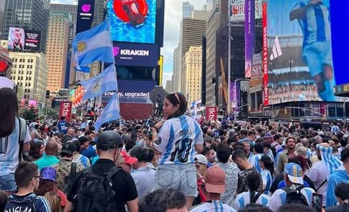 Histórico banderazo argentino en Times Square previo a la final del Mundial