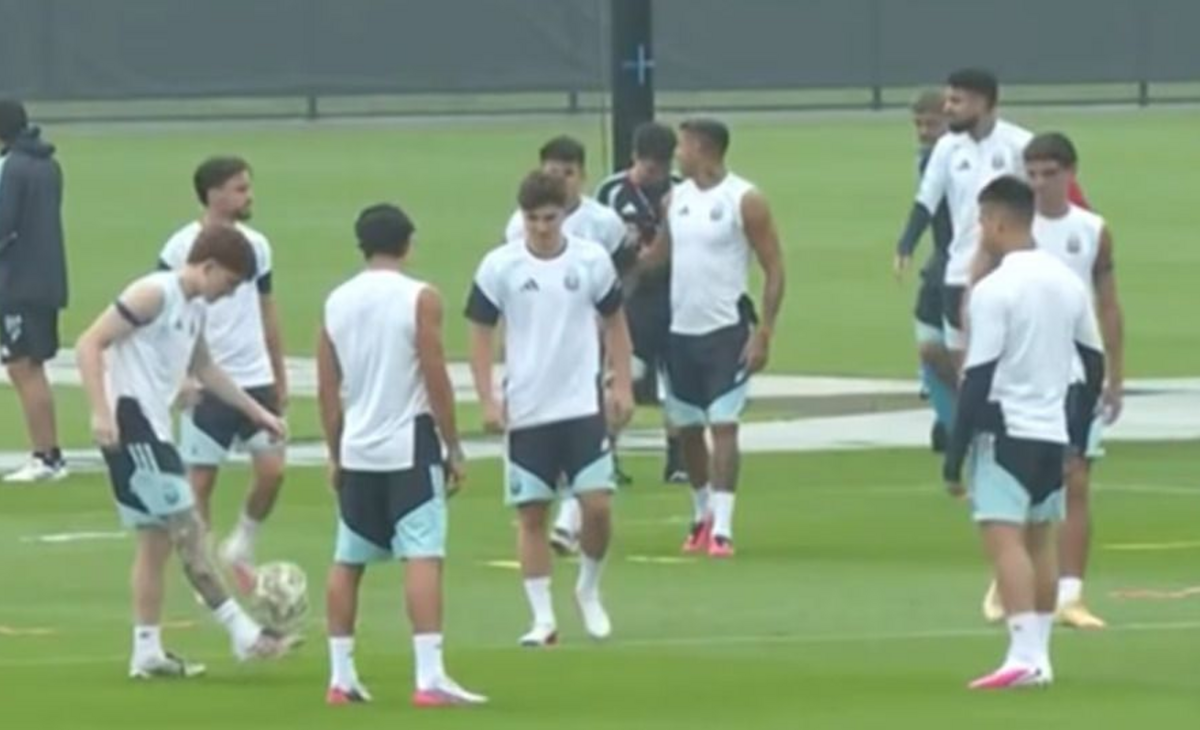 La Selección argentina realizó su último entrenamiento bajo la lluvia