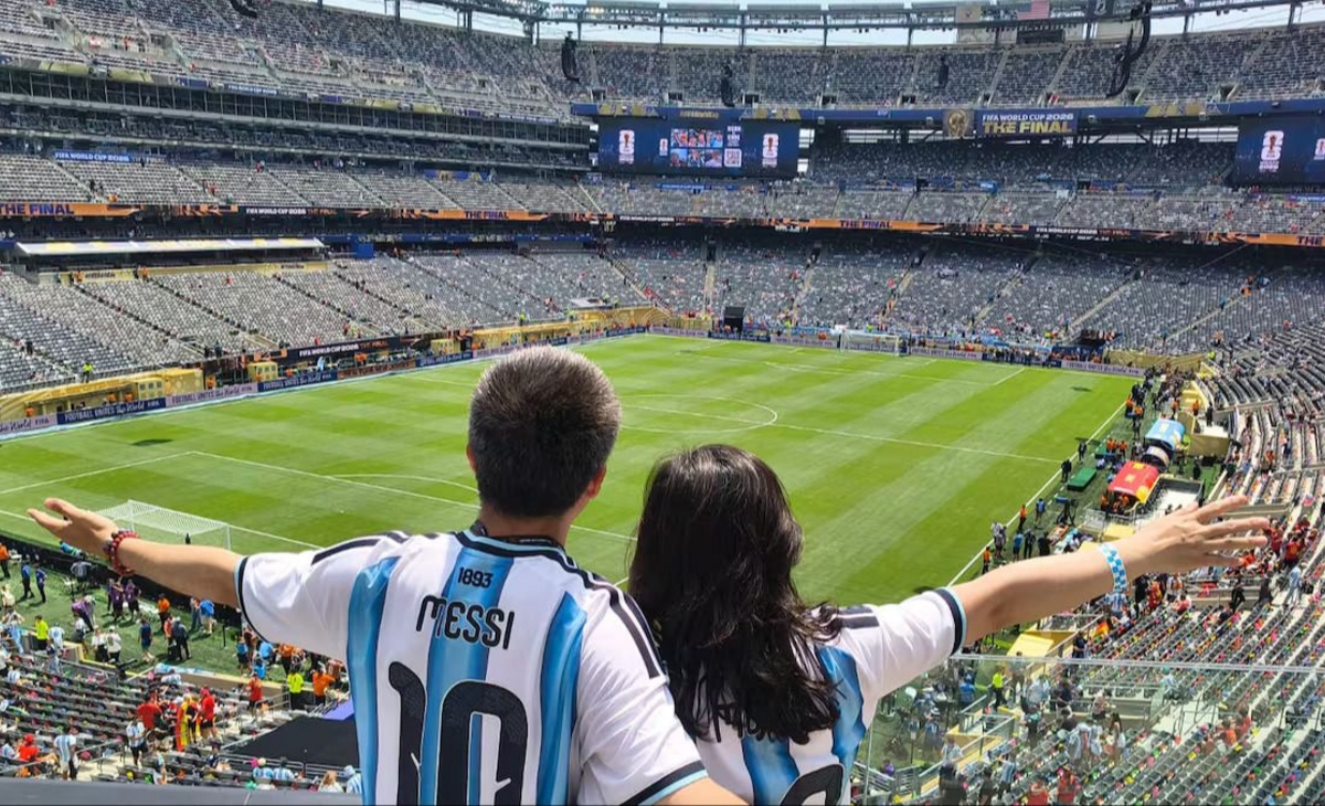 Abrieron las puertas del estadio y los hinchas argentinos empiezan a llenar las tribunas