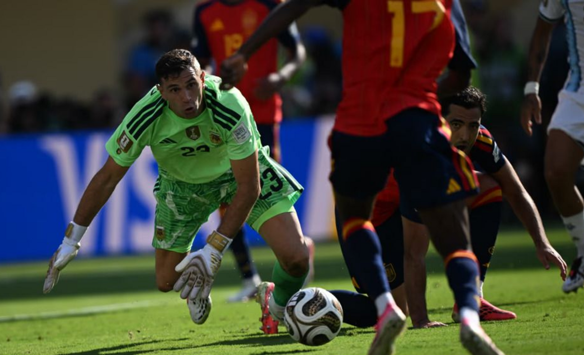 “Dibu” Martínez, el mejor de la Selección que permitió estirar la ilusión hasta el final