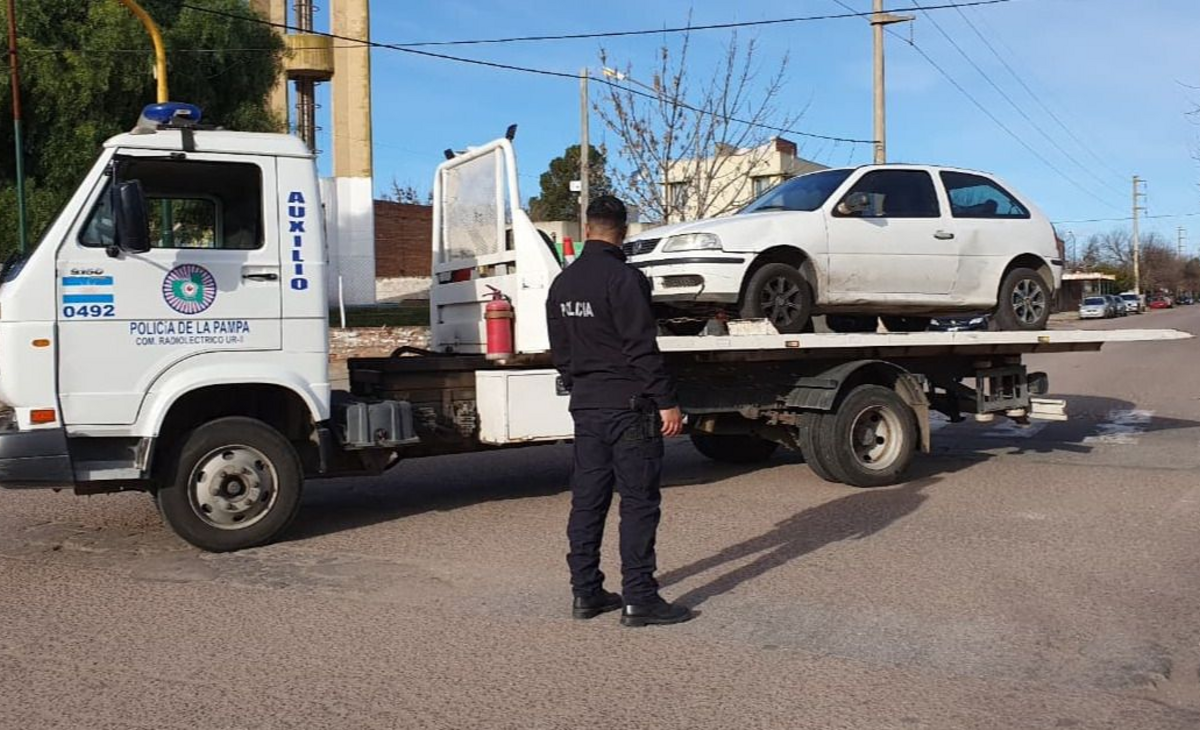Huyeron de un control policial, chocaron y abandonaron un vehículo con drogas