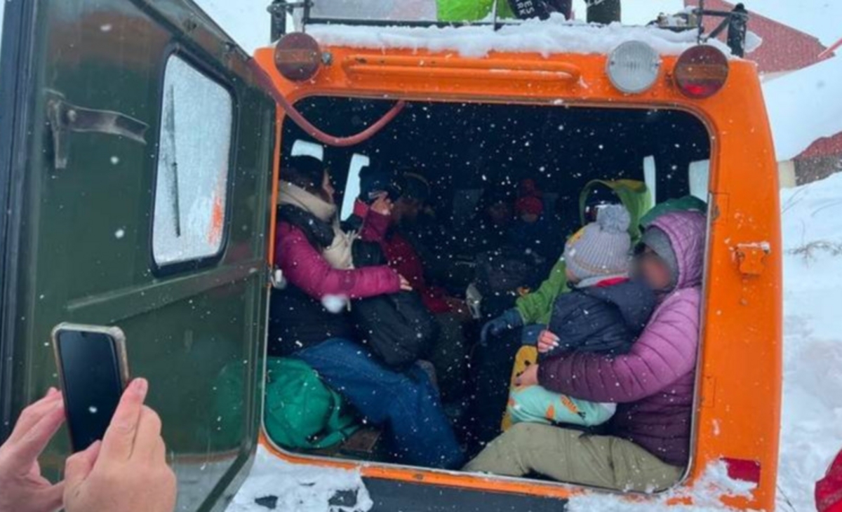 Rescataron a 30 personas que estaban atrapados en la nieve en alta montaña