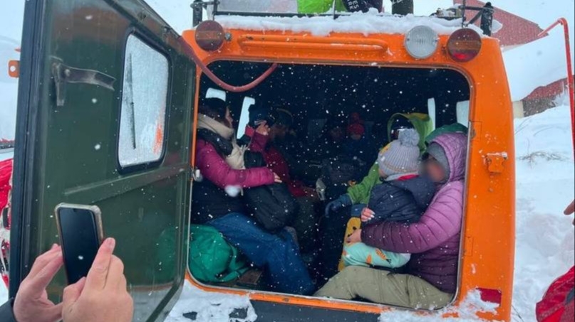 Rescataron a 30 personas que estaban atrapados en la nieve en alta montaña