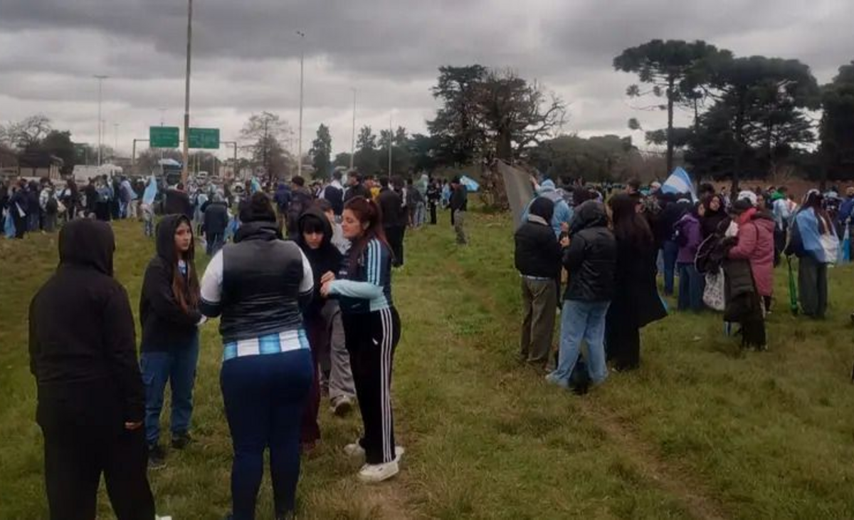 Cientos de personas se acercan a Ezeiza para recibir a la Selección argentina