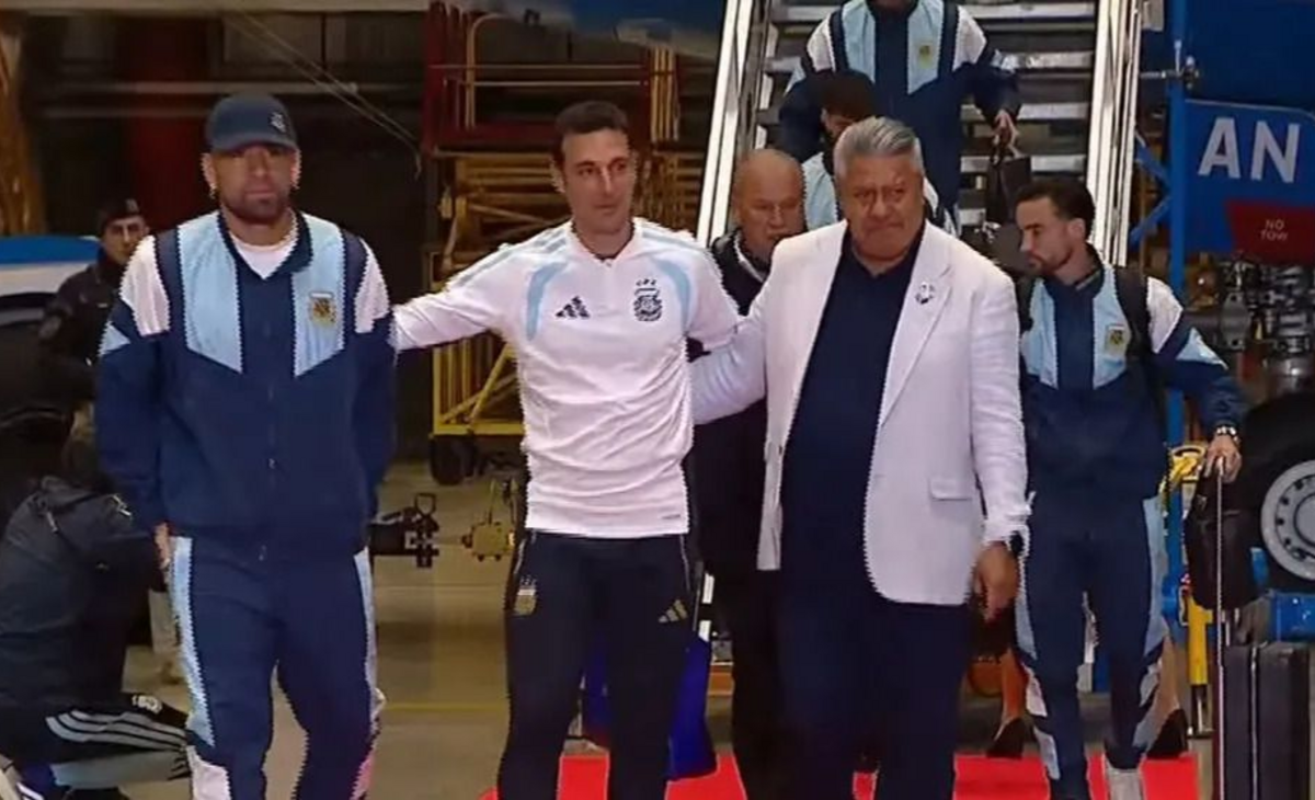 Llegó el avión con parte de la Selección argentina