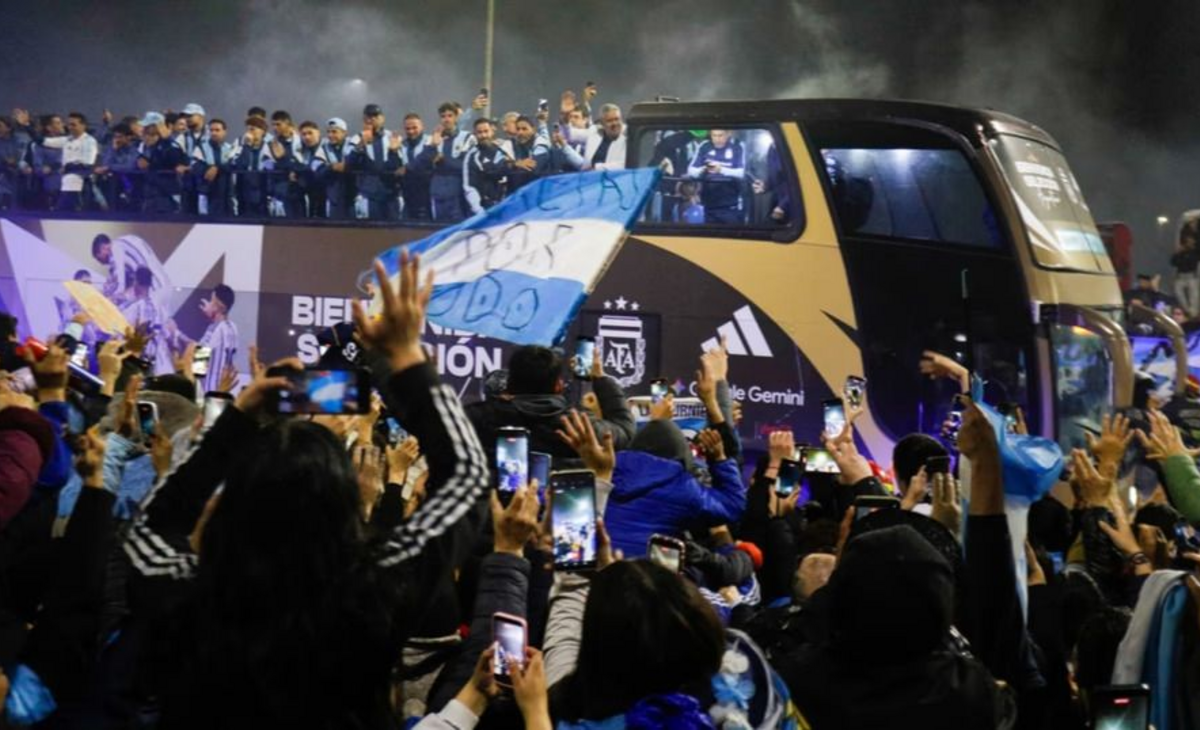 La Selección volvió del Mundial: emotivo recibimiento ante una multitud en Ezeiza