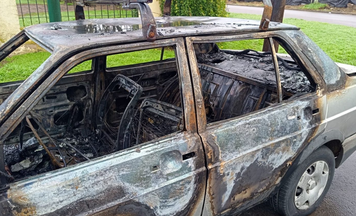 Investigan presunto incendio intencional de un auto
