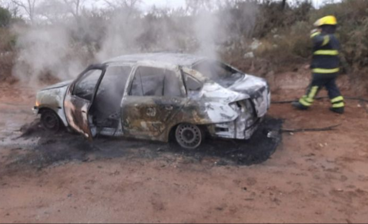 Se incendió un auto en Acha: los ocupantes salieron ilesos