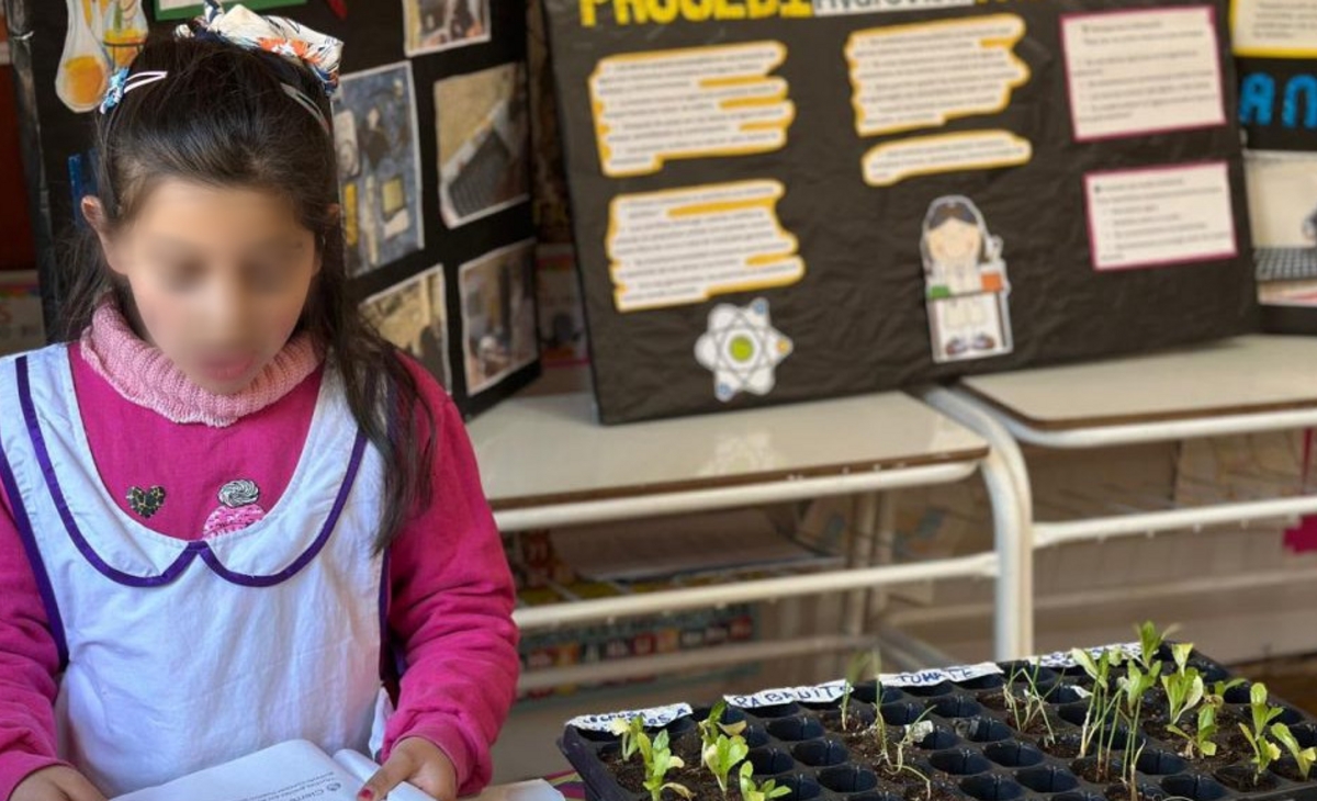 Una escuela rural, una sola alumna y un proyecto para el cultivo de plantas