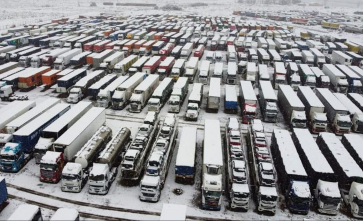Intensa nevada en Mendoza: hay más de 2.700 camiones varados