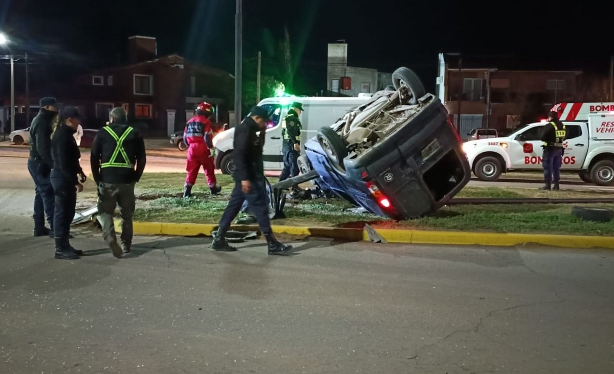 Impactante vuelco en la avenida Perón: un hombre hospitalizado