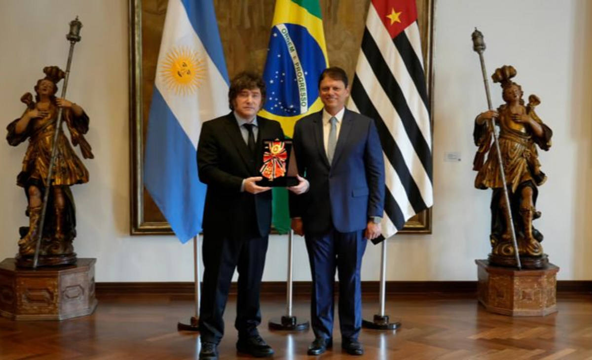 The Guardian fustigó a Milei tras su viaje a Brasil y lo calificó de “representante de Trump"