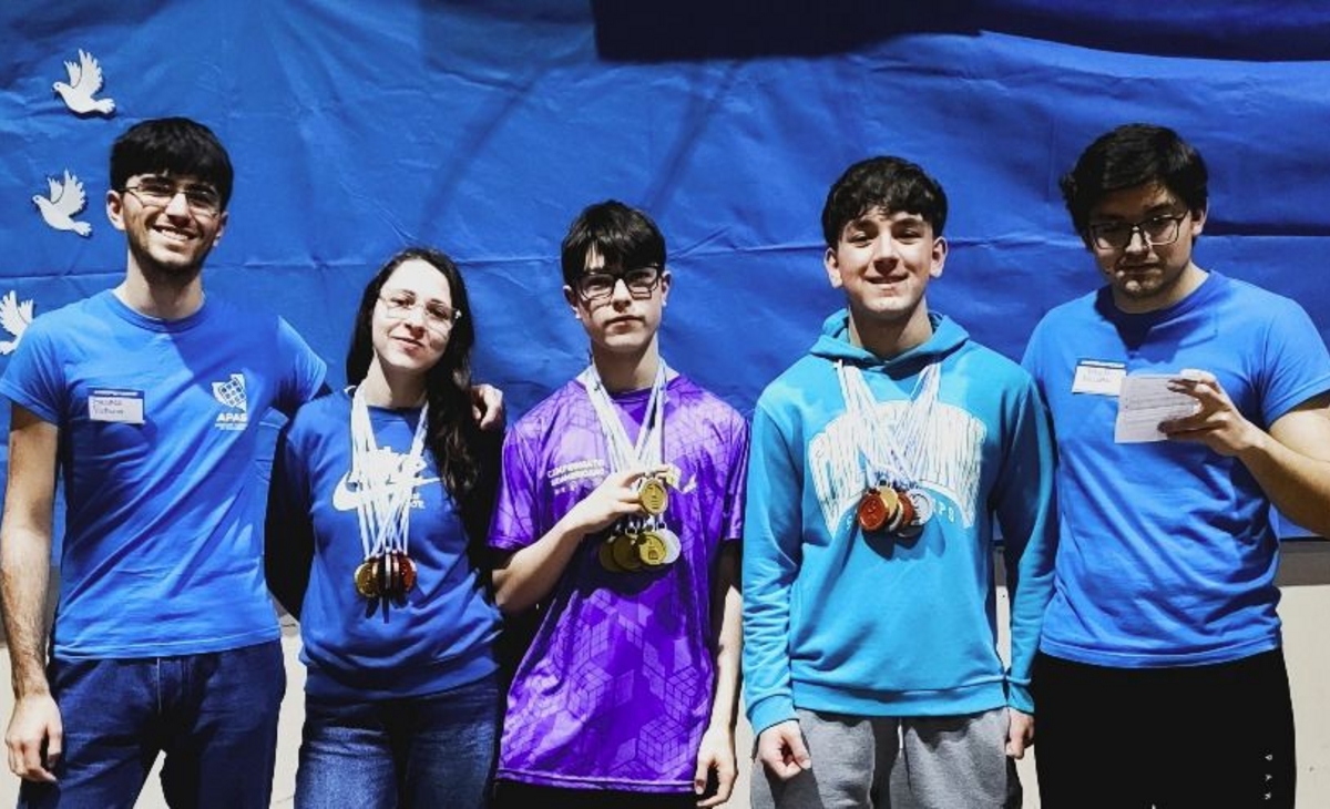 Lucas Anzorena Brilla en Santa Rosa: Récord y Victoria en Speedcubing