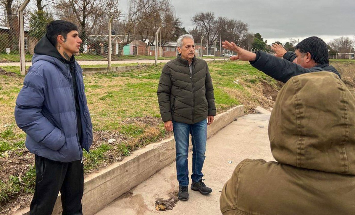 Funes recorre barrios en modo campaña y propone soluciones