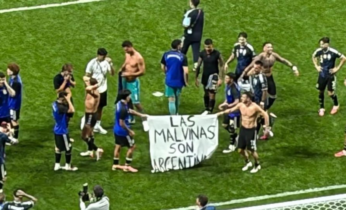 FIFA investiga a AFA por la bandera de Malvinas exhibida tras el triunfo ante Inglaterra