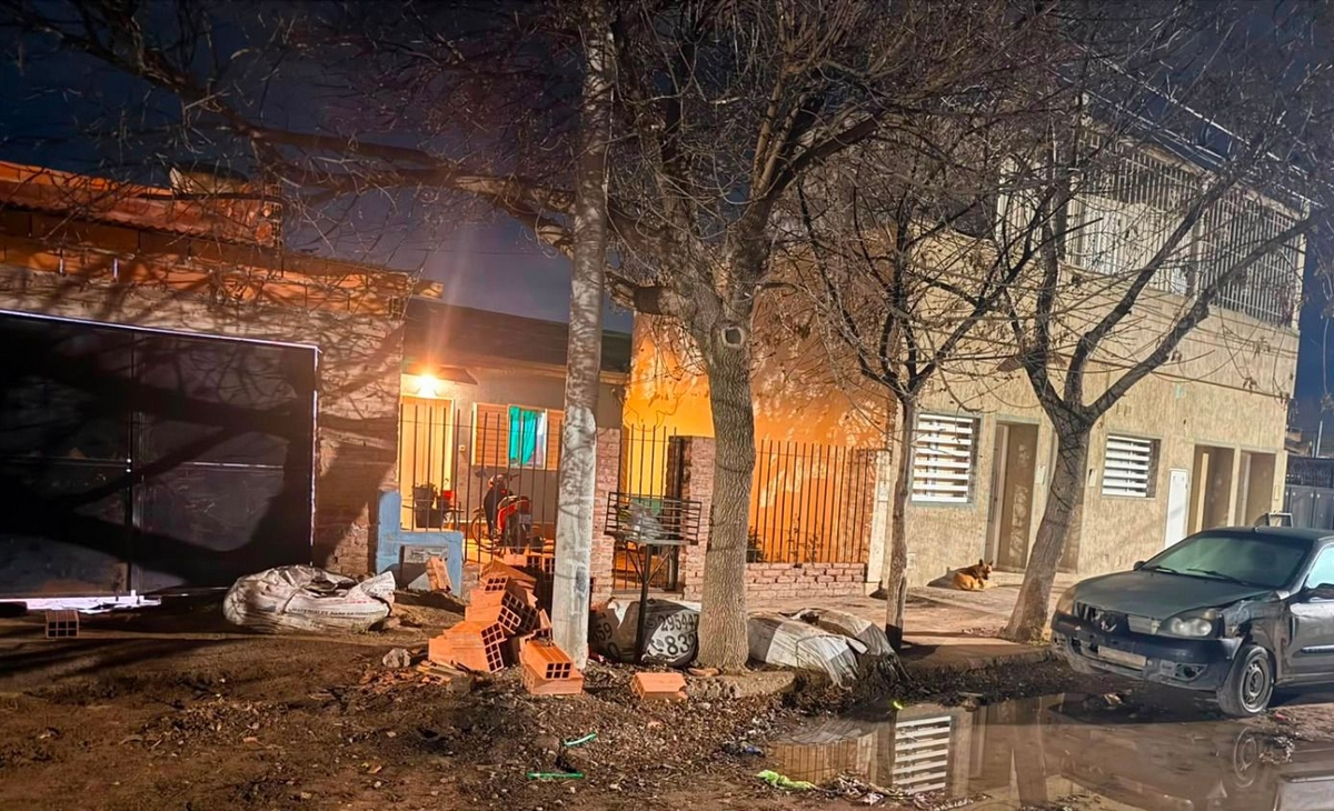 Un hombre, condenado por homicidio, apuñaló a otros dos