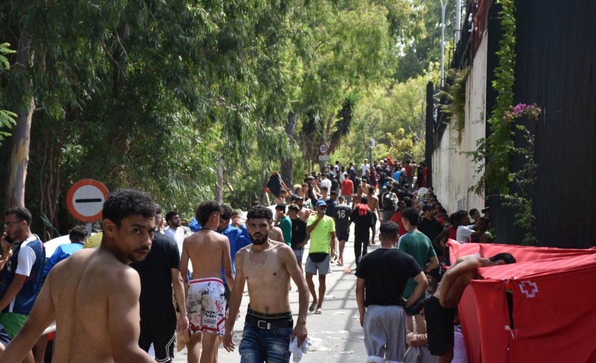 España: el Gobierno moviliza al Ejército a Ceuta tras la masiva llegada de inmigrantes