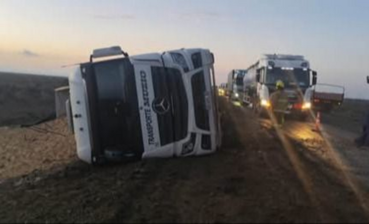 Volcó en la Ruta 151 un camión que iba para Vaca Muerta