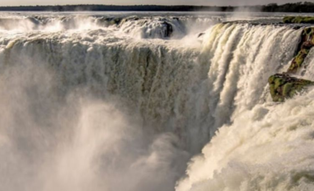 Cierran el acceso a la Garganta del Diablo por grandes crecidas del Iguazú