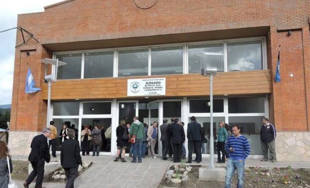Como no paga la cuota alimentaria la Justicia le prohibió jugar al fútbol