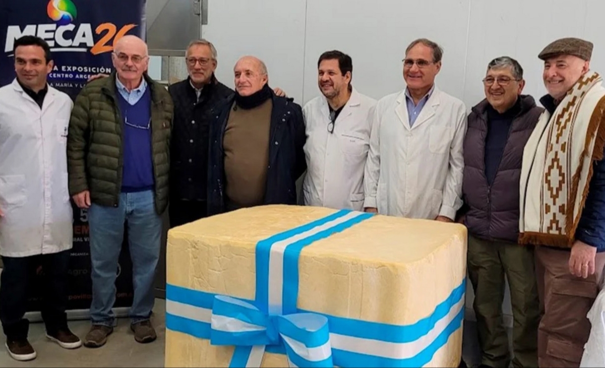 Presentaron un queso de mil kilos que será subastado con fines solidarios