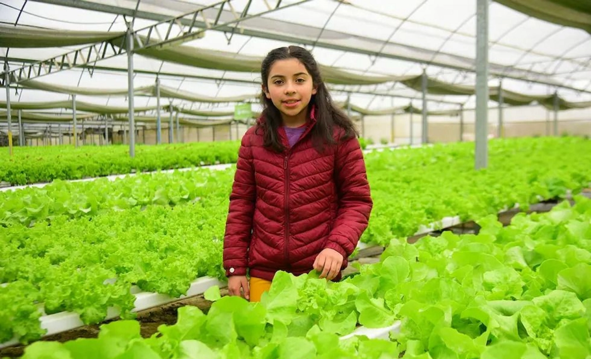 La única alumna de una escuela rural pudo conocer un vivero de hidroponía