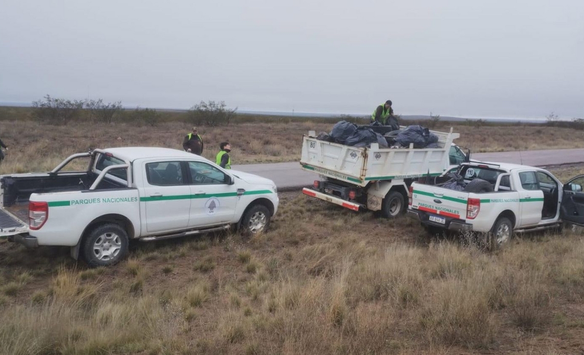 Agentes del Parque Nacional Lihuel Calel recolectaron basura en la ruta 152