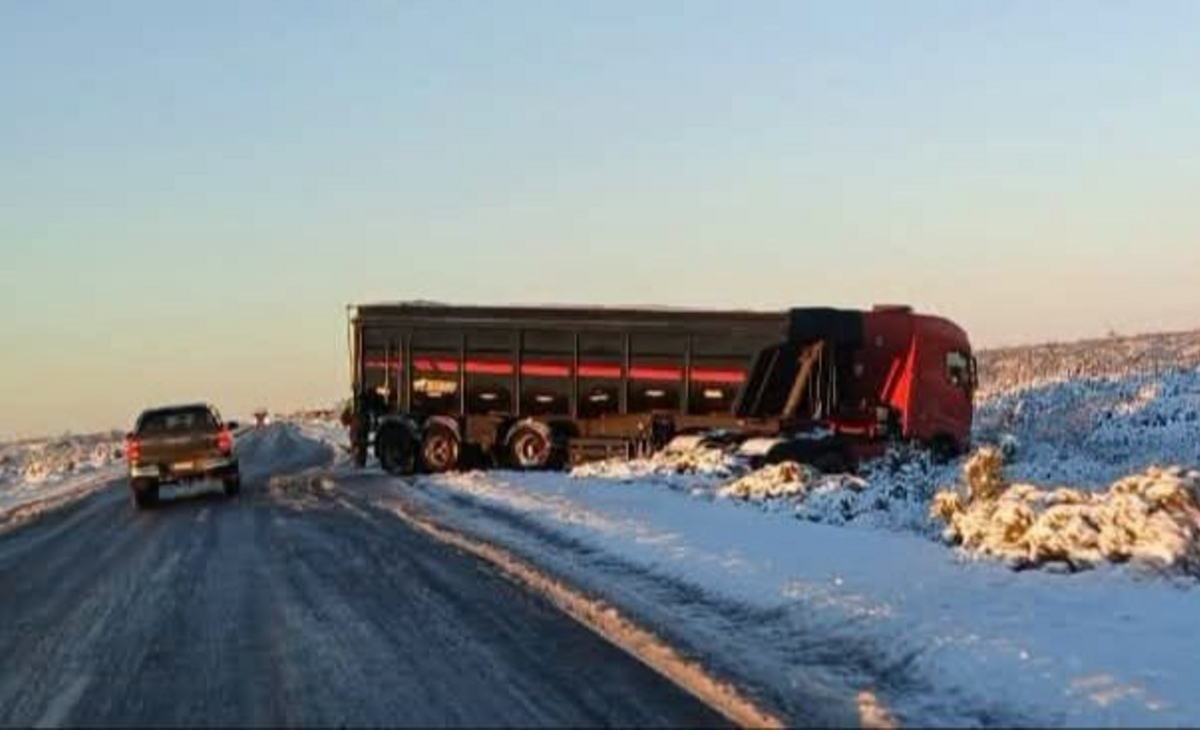 Una fuerte nevada obligó al corte de la ruta 151