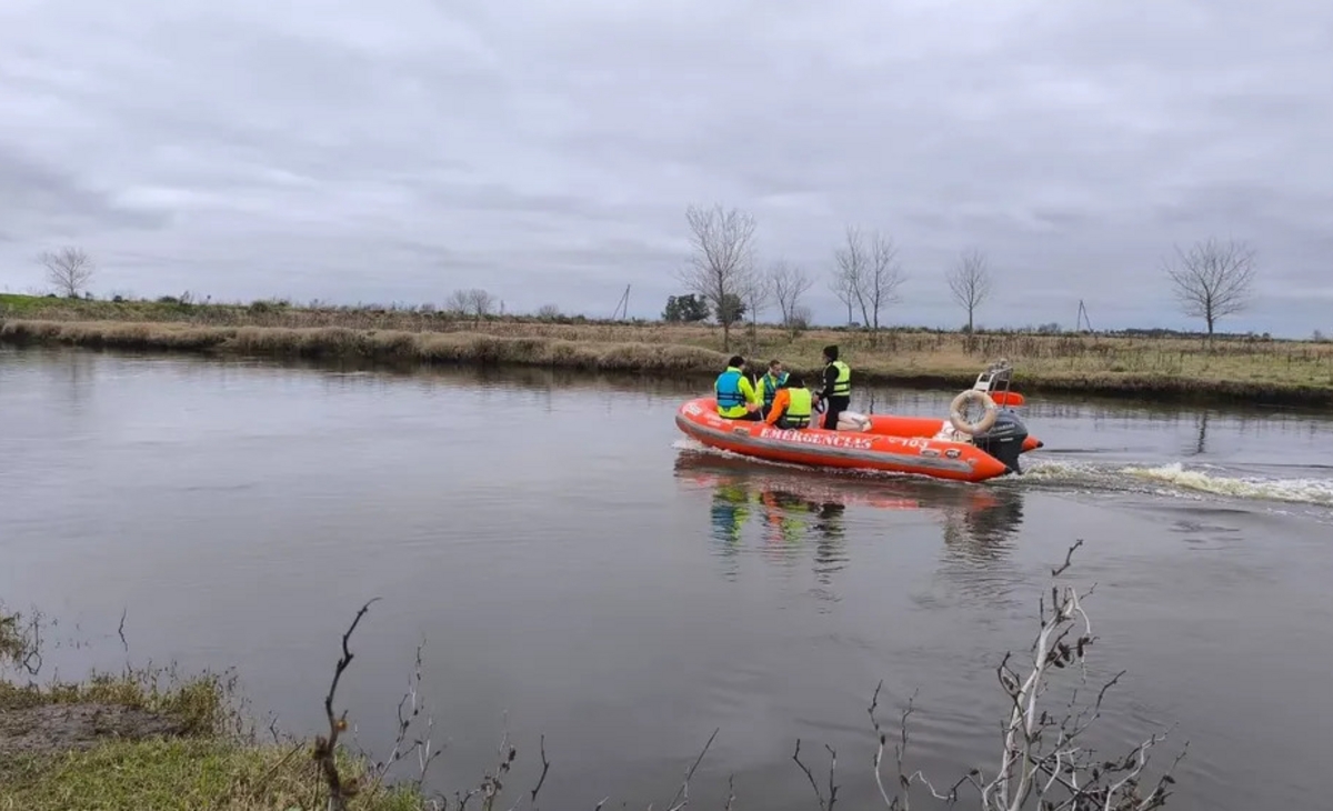 Buscan a un pescador que desapareció en un arroyo