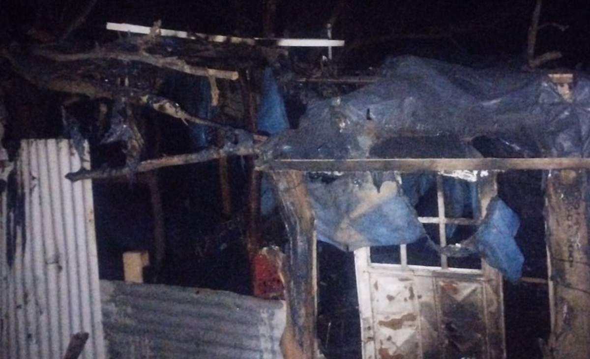 Incendio Intencional: Una Vivienda Precaria en Bella Vista Oeste se Consume en Llamas