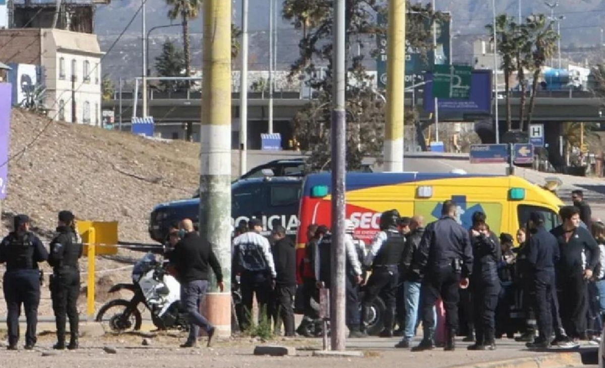 Un muerto y varios heridos al caer dos vehículos de un puente en Mendoza