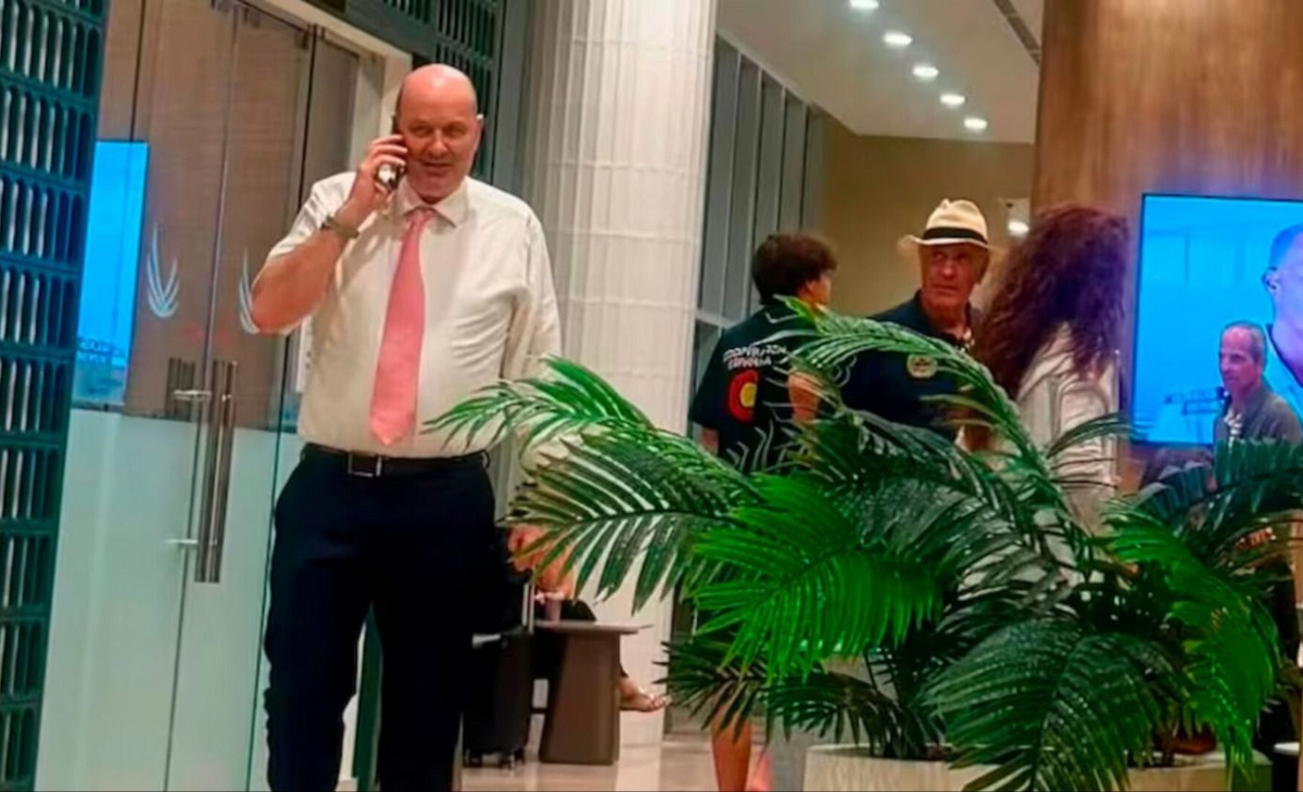 Mientras se caía su proyecto de vender el país, Sturzenegger estaba de paseo por el Caribe