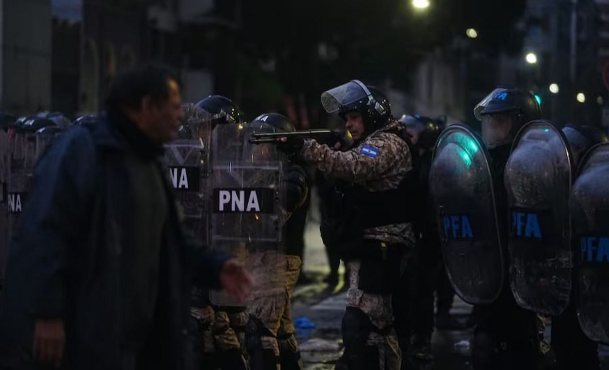 Denunciaron a Monteoliva y a un comisario por la represión