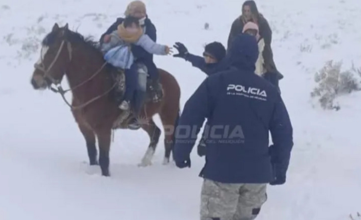 Rescataron a una familia de la nieve: estuvieron varados más de un día
