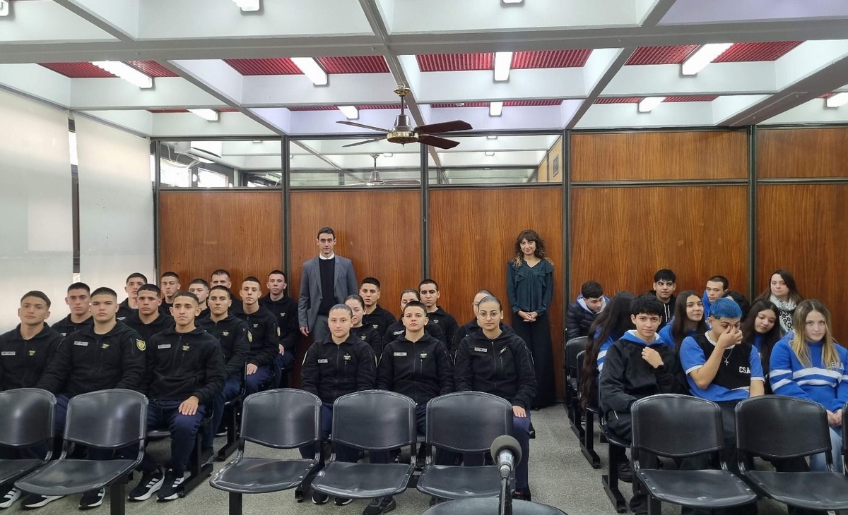 Estudiantes secundarios y de la Policía presenciaron juicio